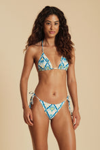 Load image into Gallery viewer, Model Front: Blueman Top Top Azulejo Triangulo