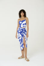 Load image into Gallery viewer, Model Front: Blueman Beach Top Blusa Top Cropped Degage Cerise