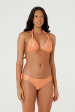 Load image into Gallery viewer, Model Front: Blueman Top Top Caribe Pacifico Laranja