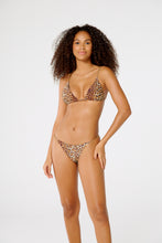 Load image into Gallery viewer, Model Front: Blueman Top Top Egito Fox Pintada