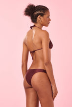 Load image into Gallery viewer, Model Back: Blueman Top Top Vinho Berlim