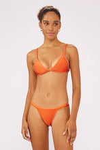 Load image into Gallery viewer, Model Front: Blueman Set Set Laranja Dance-Pesponto