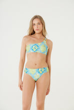 Load image into Gallery viewer, Model Front: Blueman Bottom Bottom Milano Cannes Polen