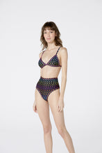 Load image into Gallery viewer, Model Front: Blueman Top Top Friso Raios Degrade