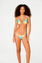 Load image into Gallery viewer, Model Front: Blueman Bottom Bottom Ubatuba Xadrez Candy