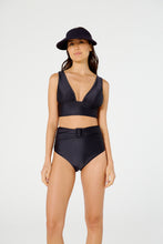 Load image into Gallery viewer, Model Front: Blueman Top Top Hot Essencial Preto