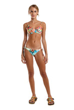 Load image into Gallery viewer, Model Front: Blueman Top Top Prainha Flower Power