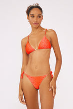 Load image into Gallery viewer, Model Front: Blueman Bottom Bottom Laranja-Barreirinhas New-Inside