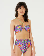 Load image into Gallery viewer, Model Front: Blueman Top Top Surfista Belle Apiculae