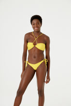 Load image into Gallery viewer, Model Front: Blueman Bottom Bottom Surfista Liso Alt23 Amarelo