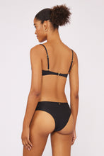 Load image into Gallery viewer, Model Back: Blueman Top Top Preto Chandon