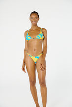 Load image into Gallery viewer, Model Front: Blueman Bottom Bottom Ubatuba Orquidario