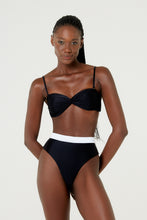 Load image into Gallery viewer, Model Front: Blueman Top Top Latino Belga Preto