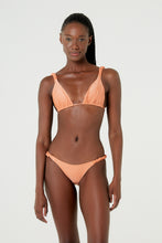 Load image into Gallery viewer, Model Front: Blueman Top Top Malibu Laranja