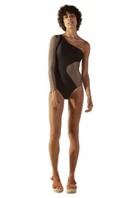 Load image into Gallery viewer, Model Front: Blueman One-Piece Ornamento Caramel Preto