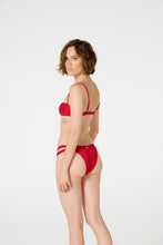 Load image into Gallery viewer, Model Back: Blueman Top Top Chandon Crispy Vermelho