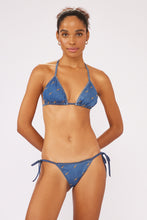 Load image into Gallery viewer, Model Front: Blueman Set Set Jeans Triangulo-Vies Lacinho-Vies