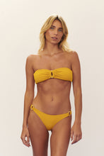 Load image into Gallery viewer, Model Front: Blueman Bottom Bottom Seiva-Doce-Amarela Isis