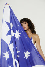 Load image into Gallery viewer, Model Front: Blueman Pareo Canga Maxi Cerise