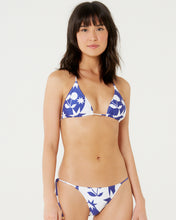 Load image into Gallery viewer, Gallery: Blueman Set Foam Triangle Tahity Tie Cerise