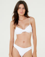 Load image into Gallery viewer, Gallery: Blueman Set Pepe Ariba Saint Martin Texture Branco