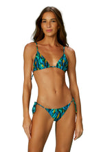 Load image into Gallery viewer, Model Front: Blueman Set Set Fauna Triangulo Lacinho-Coracao