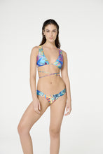 Load image into Gallery viewer, Model Front: Blueman Top Top Arpoador Indio