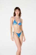 Load image into Gallery viewer, Model Front: Blueman Top Top Coracao Indio
