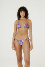 Load image into Gallery viewer, Model Front: Blueman Top Top Egito Nicole Apiculae