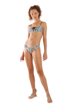 Load image into Gallery viewer, Model Front: Blueman Top Top Game Boreal Pantera