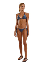 Load image into Gallery viewer, Model Front: Blueman Top Top Liso Azul