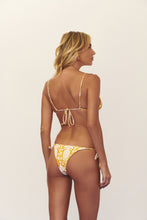 Load image into Gallery viewer, Model Back: Blueman Top Top Seiva-Doce-Amarela Inside-Double