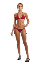 Load image into Gallery viewer, Model Front: Blueman Top Top Tahity Perola Vermelho