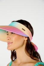 Load image into Gallery viewer, Model Front: Blueman Visor Viseira Goy Degrade Mentos