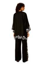 Load image into Gallery viewer, Model Back: Blueman Kaftans / Cover Ups Kimono Barrado Preto
