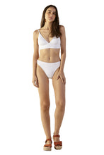 Load image into Gallery viewer, Model Front: Blueman Top Top Light Branco
