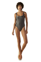 Load image into Gallery viewer, Model Front: Blueman One-Piece Textura Zaz Cinza Preto
