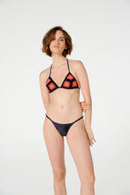 Load image into Gallery viewer, Model Front: Blueman Bottom Bottom Floral Crochet Preto
