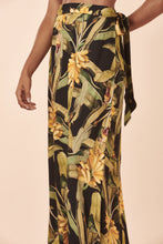 Load image into Gallery viewer, Image 05: Blueman Beach Skirt Musa Mambo
