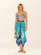 Load image into Gallery viewer, Model Front: Blueman Beach Skirt Saia Canga Pescado
