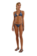 Load image into Gallery viewer, Model Front: Blueman Top Top Liso Azul
