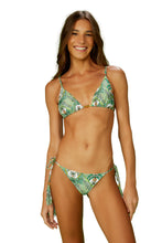 Load image into Gallery viewer, Model Front: Blueman Top Top Azulejaria Triangulo
