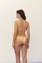 Load image into Gallery viewer, Model Back: Blueman Top Top Seiva-Doce-Amarela Ubatuba
