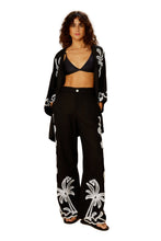 Load image into Gallery viewer, Model Front: Blueman Kaftans / Cover Ups Kimono Barrado Preto
