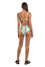 Load image into Gallery viewer, Model Back: Blueman Top Top Hot Taca Granita
