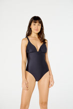 Load image into Gallery viewer, Model Front: Blueman One-Piece Maio Malibu Liso Preto
