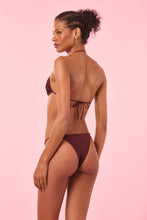 Load image into Gallery viewer, Model Back: Blueman Top Top Vinho Tahiti
