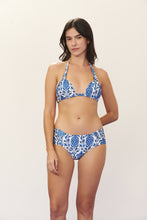 Load image into Gallery viewer, Model Front: Blueman Top Top Seiva-Doce-Azul Prado
