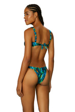 Load image into Gallery viewer, Model Back: Blueman Top Top Fauna Quenia
