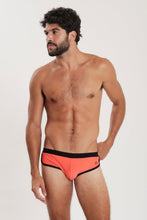 Load image into Gallery viewer, Model Front: Blueman Sunga / Boxer Sunga Miami Liso Coral
